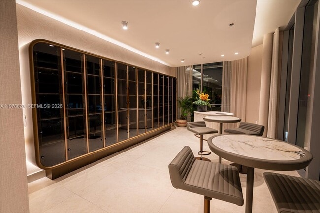 Building Photo - 700 NE 24th St