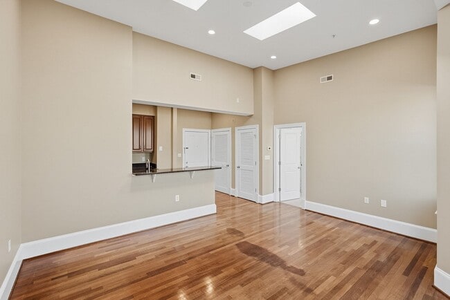 Building Photo - Columbia Heights Penthouse Condo | 1 Bed | 1 Bath | 600 Sf