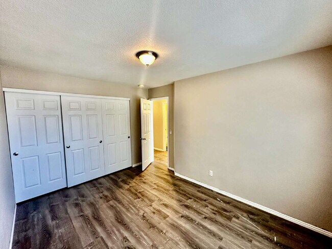 Building Photo - "Charming Centennial Retreat: Spacious 3-Bedroom Home with 2.5 Baths!