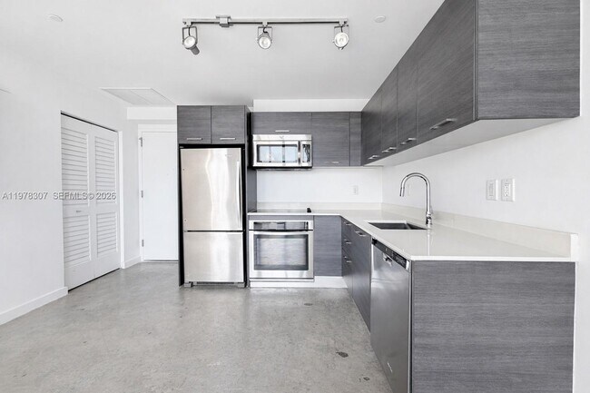 Building Photo - 151 SE 1st St