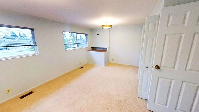 Building Photo - Beautiful Home with 4 Bedrooms and 2 Bathrooms Available in September!