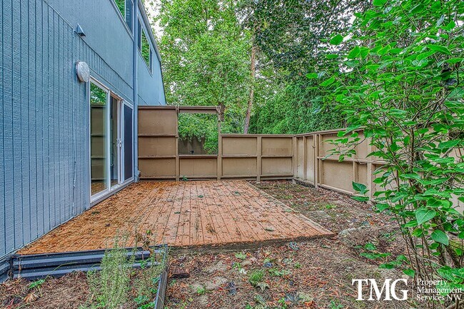 Building Photo - Inviting Townhome with Garage and Communit...