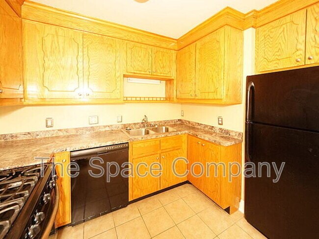 Building Photo - 995 King St