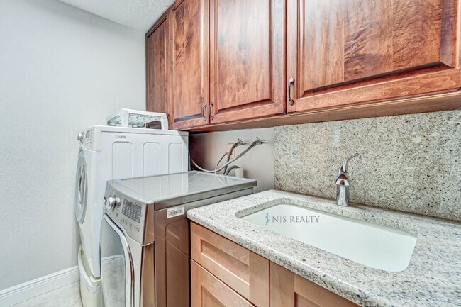 Building Photo - 5060 Porpoise Pl
