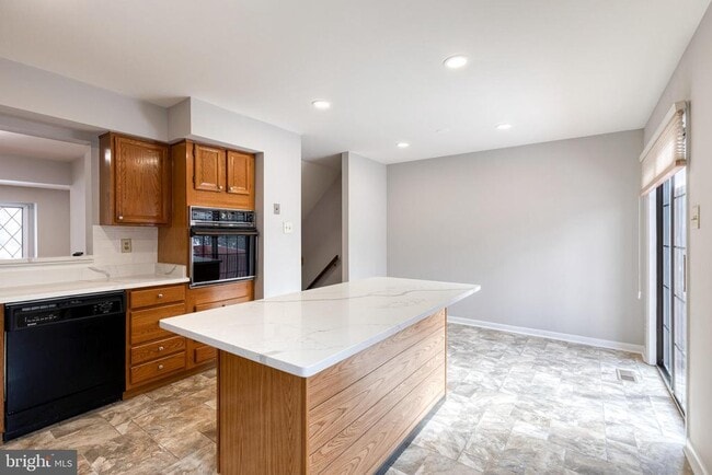 Building Photo - 38 Tudor Ct