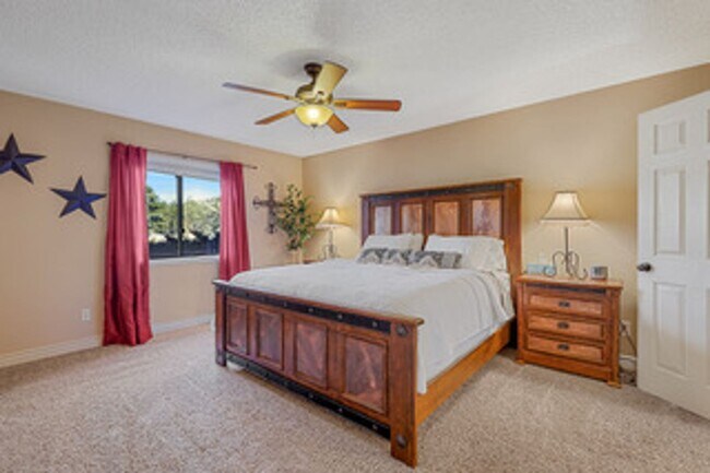 Building Photo - Stunning Doney Park Home