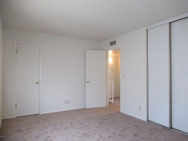 Building Photo - 2 Bedroom - 2 Bath in the Los Lagos Community