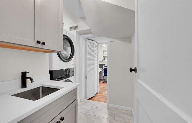 Laundry room - 2644 S High St