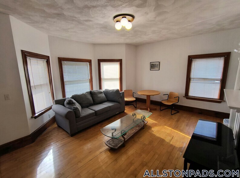 Building Photo - 36 Linden St