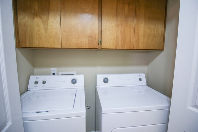 Building Photo - Clean and Upstairs 2 Bed, 2 Bath Apartment...