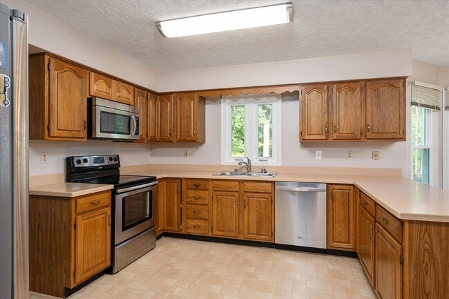 Building Photo - Charming Colonial in Elmhurst Station