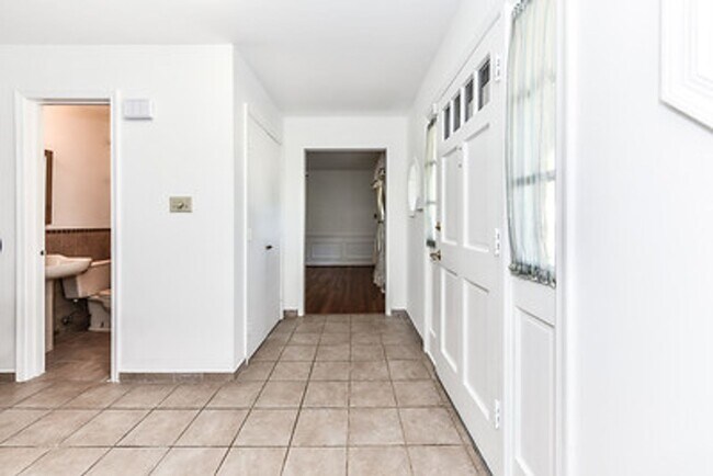 Building Photo - Spacious 4 Bed 2/2 Bath Home with Park-Lik...