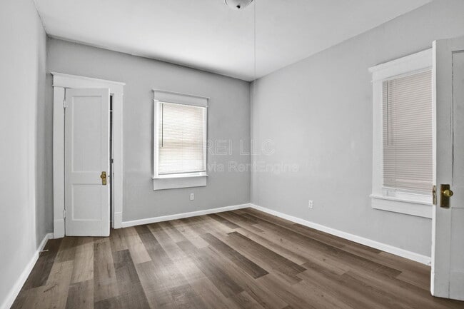 Building Photo - 727 Sutcliffe Ave