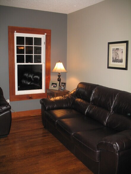 LR Not Furnished - photo took when staged - 923 Hillcrest E Dr