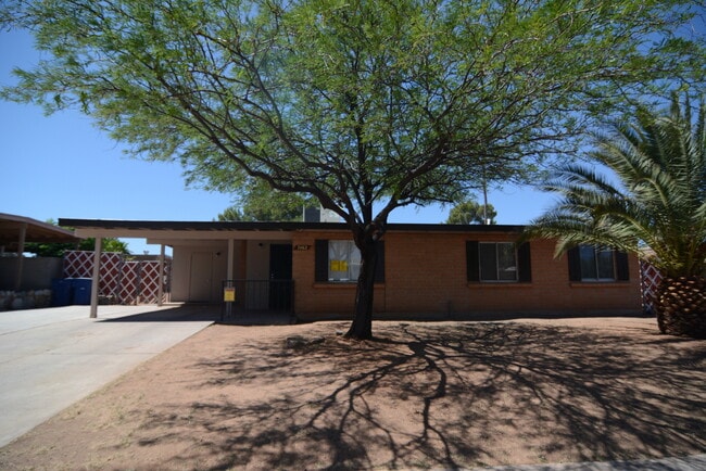 Primary Photo - Charming 4 Bedroom 2 Bath Home! Great East...