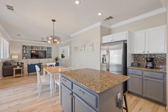 Building Photo - SE!! Pebble and Pollock!! Crystal Springs!...