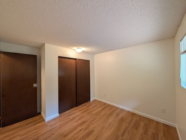 Building Photo - 2Bd/1.5Ba Shoreline Condo
