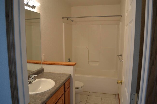 full bath - 610 N Aspen Ct