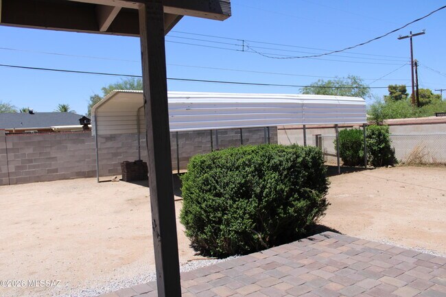 Building Photo - 6526 E Calle Dened