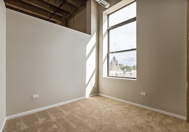 Building Photo - "Modern 2-Bed, 2-Bath Gem in Chicago's Heart – Fully Equipped for Urban Living!"