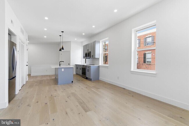 Building Photo - 2724 E Somerset St