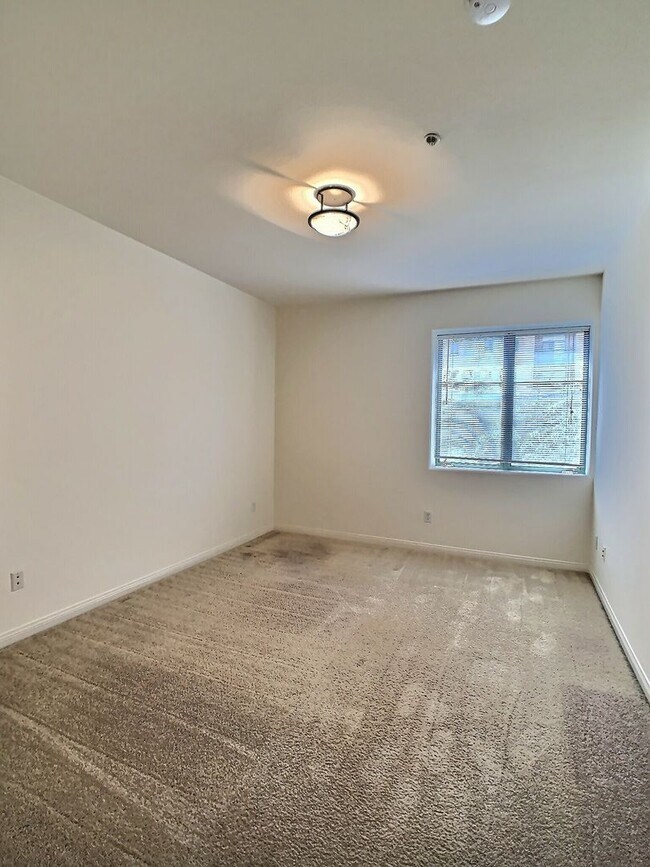 Building Photo - Paseo Plaza Condo For Rent in the Heart of...