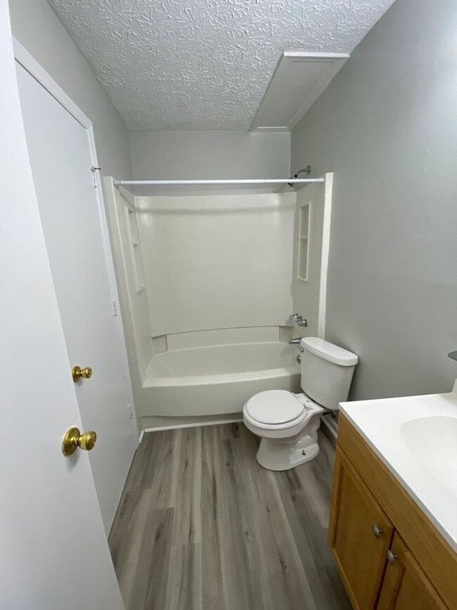 Building Photo - Two bedroom near Peaks View Park! Water, t...