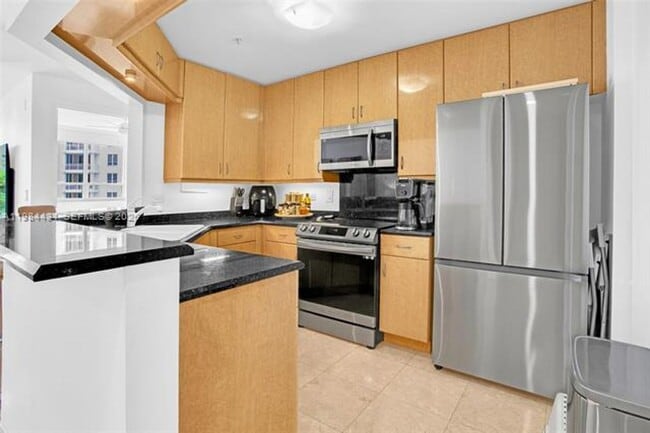 Building Photo - 801 Brickell Key Blvd