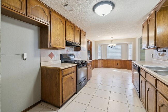 Building Photo - 1205 Swan Lake Rd