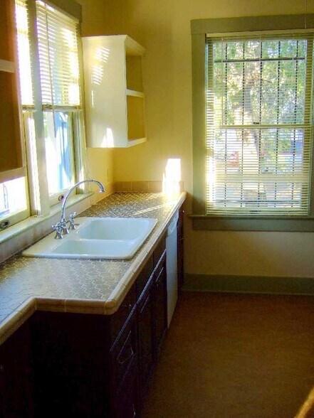 Building Photo - 830 S 3rd Ave