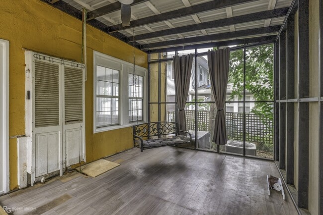 Building Photo - 409 Forest