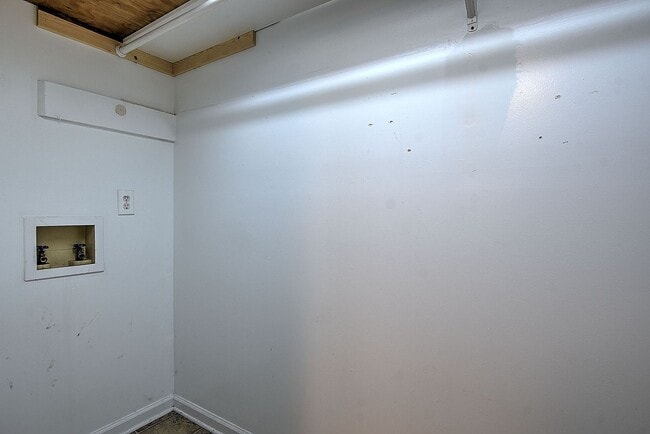 Building Photo - 206 Windridge Colony