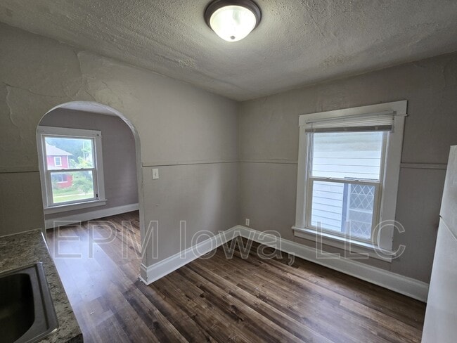 Building Photo - 408 1/2 Locust St