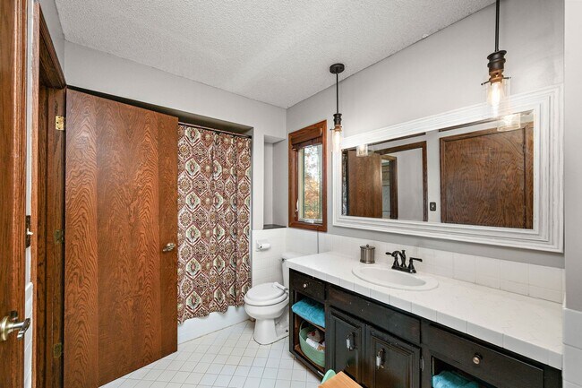 Building Photo - Stunning Remodeled 4BR Home w/ Pond View &...