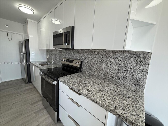 Building Photo - 1255 Collins Ave