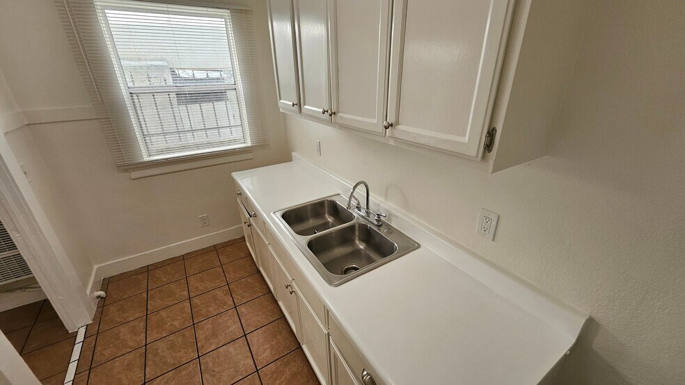 Building Photo - 743 S Burlington Ave