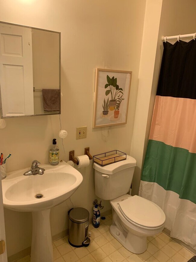 Building Photo - Spacious 2 bed/3 bath Home near Switchyard Park!