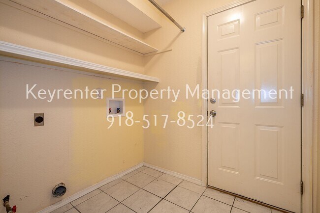 Building Photo - Charming 3 bedroom home with cozy fireplace and 2 car garage!! Price drop!