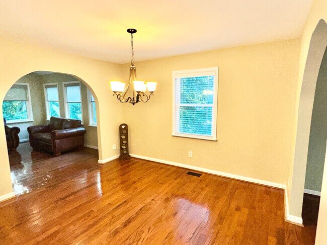 Building Photo - Magnificant 4BD, 3BA Home in Highly Sought...