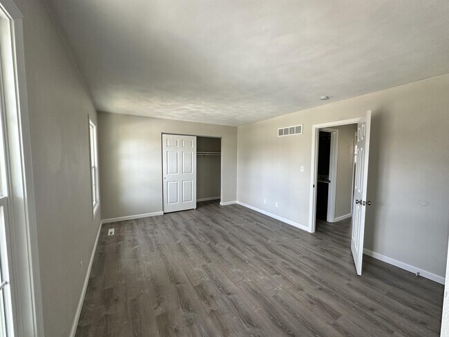 Building Photo - 707 Plankway Dr