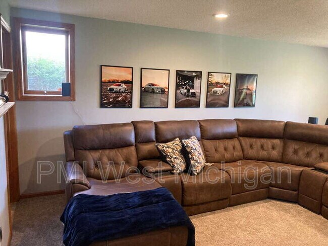 Building Photo - 1054 Fairfield Dr