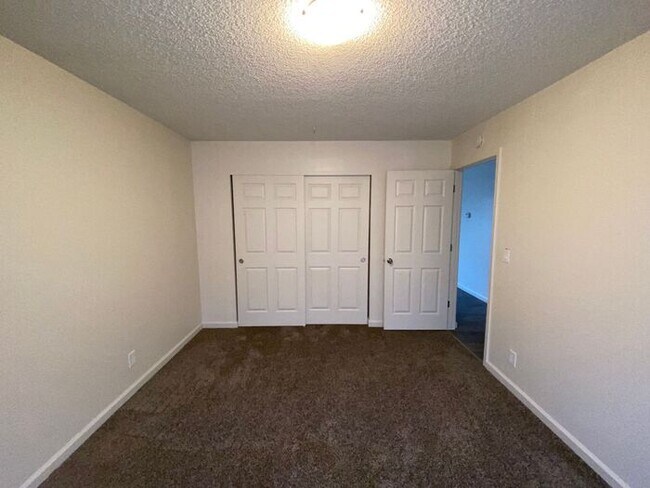 Building Photo - Reno Duplex - Pet Friendly, Garage, Dishwa...