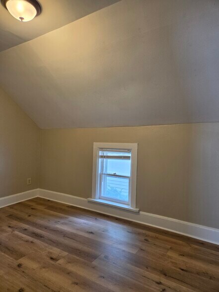 Building Photo - 2213 S Robinson Ave