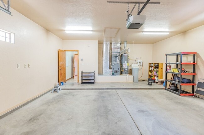 Building Photo - Beautiful Spacious 4 bedroom 2 bath House!