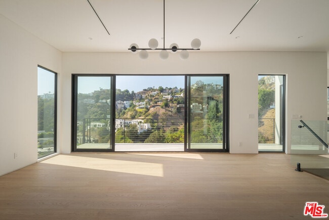 Building Photo - 1931 Sunset Plaza Dr