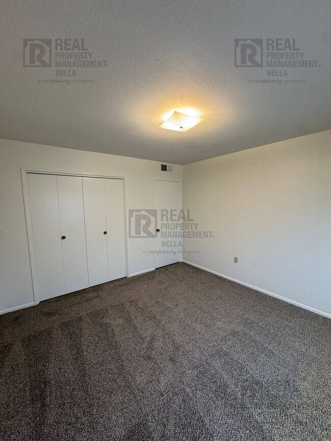 Building Photo - Spacious 3-Bedroom Home with Sunroom & Upg...