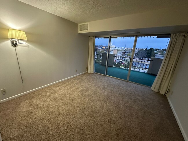 Building Photo - Fantastic 2 Bed, 2 Bath Condo