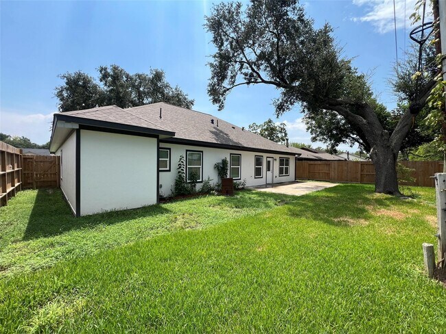 Building Photo - 13314 Oak Ledge Dr