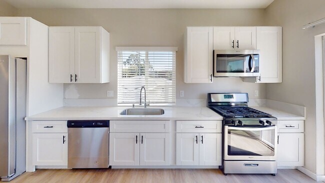 Building Photo - 4 BD/2BA Separated Yard and Off Street Parking!