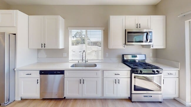 Building Photo - TV FURNISHED!! 4BD/2BA Private Yard and Off Street Parking!